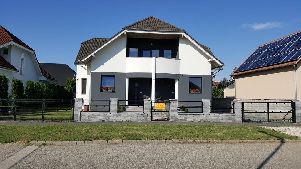 Honfoglalas Apartment Бік Екстер'єр фото